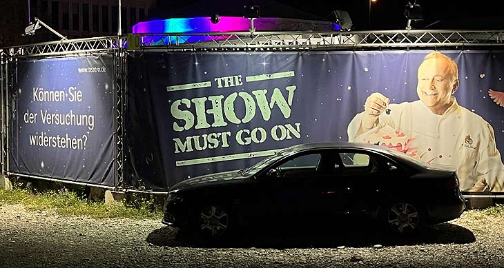 Draussen hängt noch die alte Werbung vor dem teatro (ªFoto: Martin Schmitz)